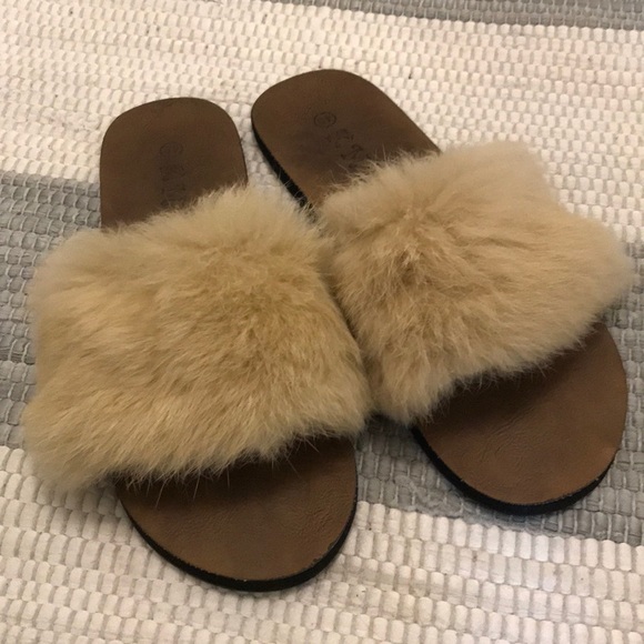 Shoes - FREE w/ any purchase⚡️ Fuzzy slides ⚡️